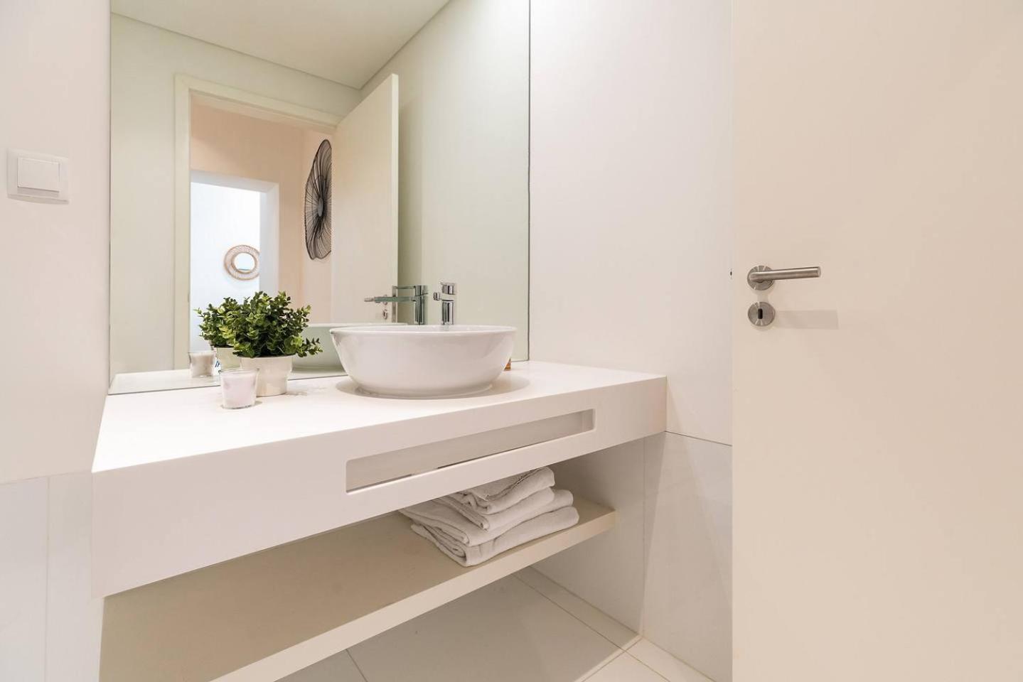 Graceful Design Studio With Romantic View Lisbon Luaran gambar